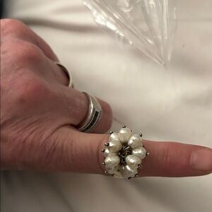 Chic Pearl Blossom Ring in Silver